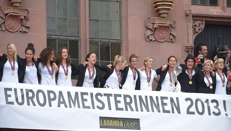 So schön jubelte die Frauenfußball-Nationalmannschaft auf dem Balkon des Frankfurter Römer. Klicken Sie durch die Bilderstrecke!