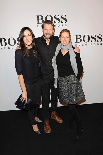 Bitte recht freundlich: Bettina Zimmermann und ihr Freund Kai Wiesinger strahlen mit Schauspielerin Ursula Karvenbei der BOSS-Party in Berlin am Mittwoch um die Wette.