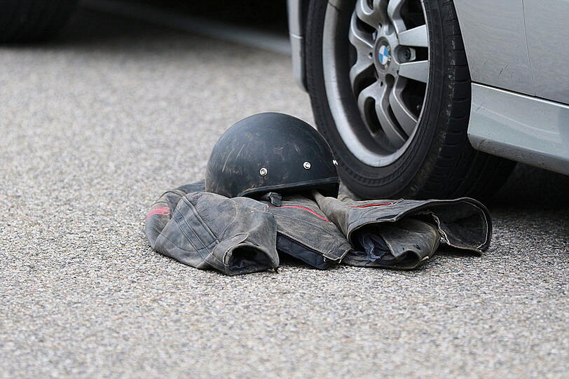 Beim Versuch dem entgegenkommenden Auto auszuweichen, touchierte der Motorradfahrer das Auto, stürzte in ein Maisfeld und verletzte sich schwer.