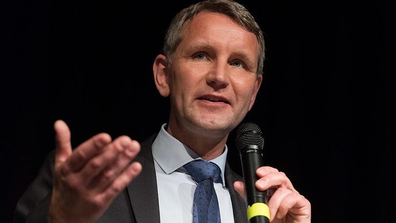 "Wir Deutschen, also unser Volk, sind das einzige Volk der Welt, das sich ein Denkmal der Schande in das Herz seiner Hauptstadt gepflanzt hat." (Thüringens AfD-Landeschef Björn Höcke am 17. Januar auf einer Veranstaltung der Jungen Alternative in Dresden mit Blick auf das Holocaust-Mahnmal in Berlin.)
