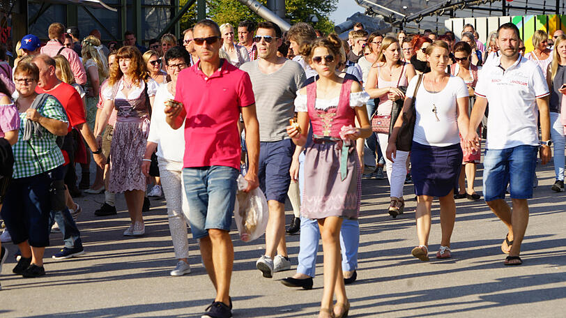 Dirndl, Lederhosn und viele Sonnenbrillen: die Fans auf dem Weg zum Konzert von Andreas Gabalier im Olympiastadion.