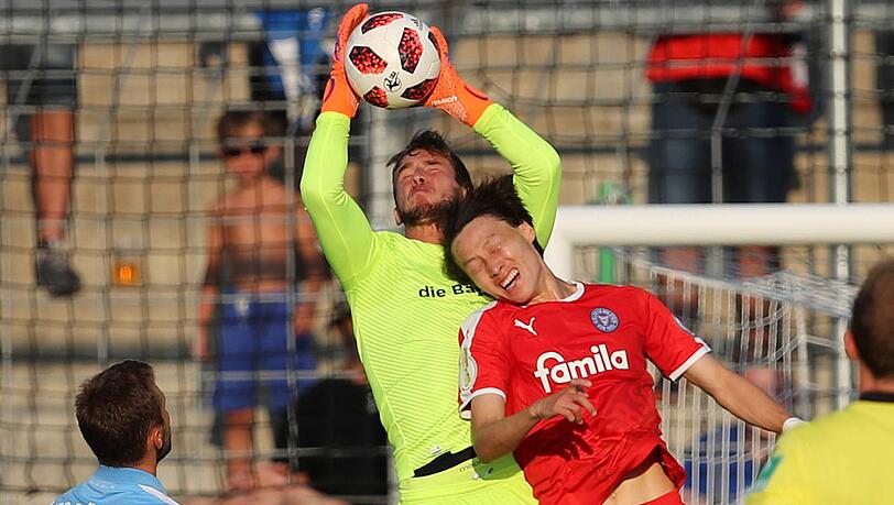 MARCO HILLER - NOTE 3: Der Pokalkeeper entschärfte mit Ausnahme eines unterschätzten Flankenballes zunächst alles, was auf sein Tor zukam. Bei den Gegentreffern chancenlos. MARCO HILLER - NOTE 3: Der Pokalkeeper entschärfte mit Ausnahme eines unterschätzten Flankenballes zunächst alles, was auf sein Tor zukam. Bei den Gegentreffern chancenlos.
