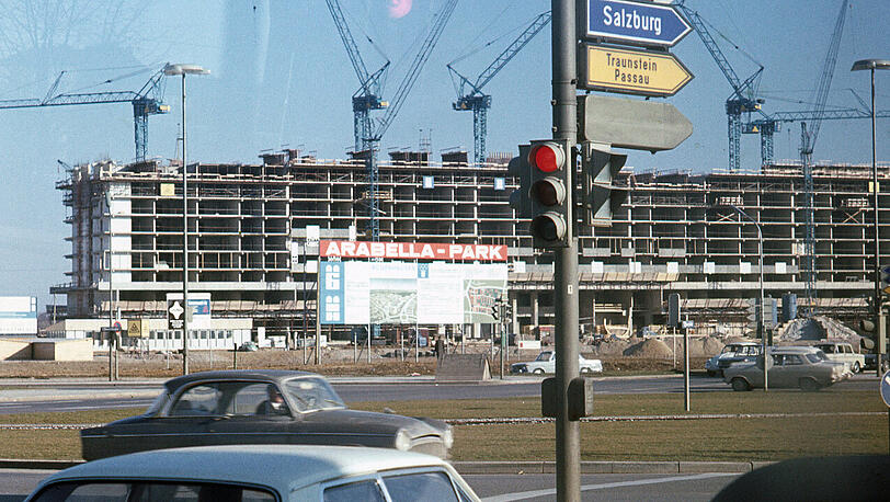 Bald wird es abgerissen, hier im Bau: das Arabellahochhaus im Jahr 1965.
