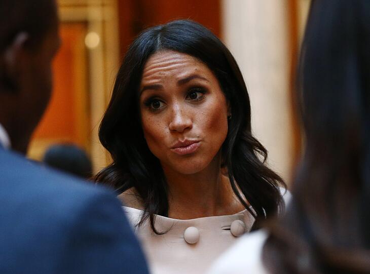 Die positive Stimmung hält nicht lange an: Anfang März kündigt die vierte Angestellte in Folge ihren Job als Privatsekretärin der Herzogin. Harry und Meghan scheinen Probleme damit zu haben, Angestellte zu halten.