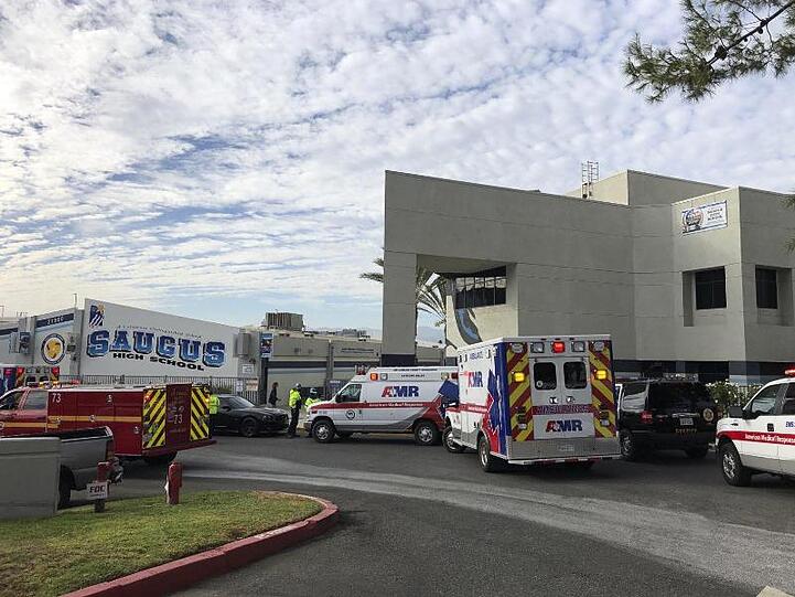 Krankenwagen stehen vor der Saugus High School in Santa Clarita, wo ein Schütze mindestens einen Menschen getötet hat.