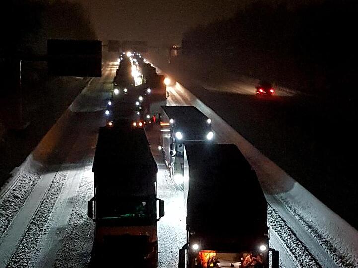 Lastkraftwagen stehen auf der Autobahn 9 an der Anschlussstelle Hermsdorf Süd in Fahrtrichtung Triptis. Foto: Jens Hennings