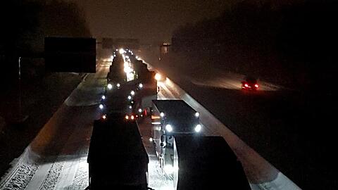 Lastkraftwagen stehen auf der Autobahn 9 an der Anschlussstelle Hermsdorf Süd in Fahrtrichtung Triptis. Foto: Jens Hennings
