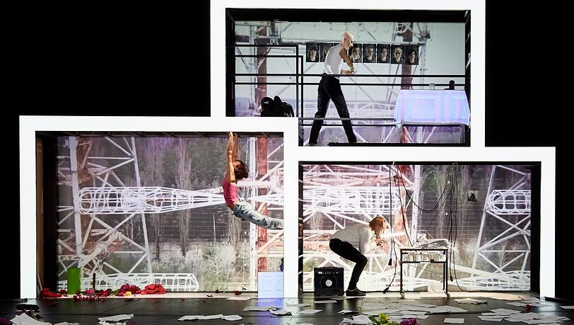 Ernsthaftigkeit und Brechung durch Humor: Katharina Bach (li.), Svetlana Belesova (oben) und Thomas Schmauser. Ernsthaftigkeit und Brechung durch Humor: Katharina Bach (li.), Svetlana Belesova (oben) und Thomas Schmauser.