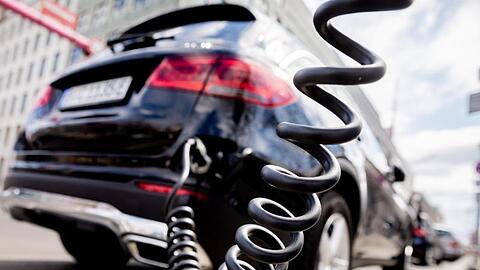 Ein Auto mit Plug-in-Hybrid-Antrieb lädt an einer Ladesäule. Immer öfter wird die Frage aufkommen: Wer bezahlt in Mietshäusern? (Symbolbild)