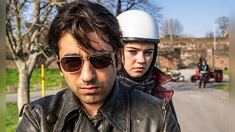 "Unsere wunderbaren Jahre": Bijan (Omid Memar) und Betty (Ella Lee) sind ohne das Wissen von Bettys Eltern unterwegs.