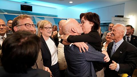 Spitzenkandidat Martin Böhm (M) feiert mit seiner Partnerin bei der Wahlparty der AfD.