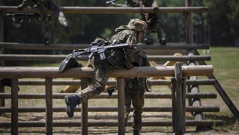 Rekruten der Bundeswehr bei der Überwindung einer Hindernisbahn. Rekruten der Bundeswehr bei der Überwindung einer Hindernisbahn.