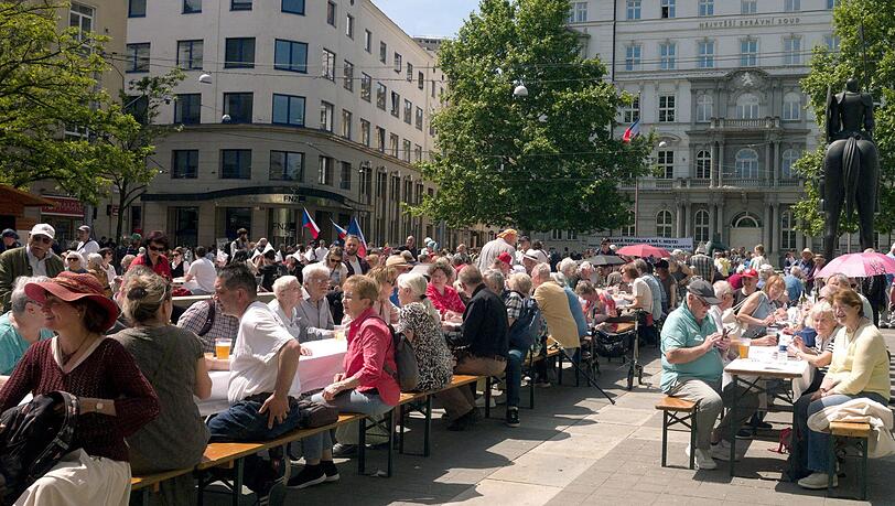 Mit einem Begegnungsfest an einem "langen Tisch", Volksmusik und Tanzaufführungen hat in Brünn (Brno) der 76. Sudetendeutsche Tag begonnen. Mit einem Begegnungsfest an einem "langen Tisch", Volksmusik und Tanzaufführungen hat in Brünn (Brno) der 76. Sudetendeutsche Tag begonnen.