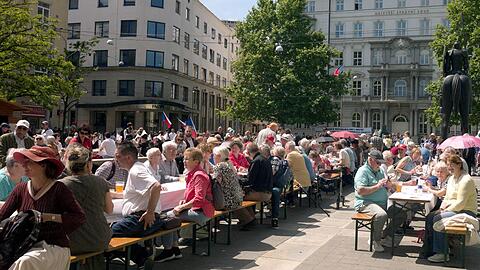 Mit einem Begegnungsfest an einem "langen Tisch", Volksmusik und Tanzauff&uuml;hrungen hat in Br&uuml;nn (Brno) der 76. Sudetendeutsche Tag begonnen.