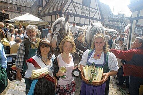 Freuen sich auf die Spargelwoche: die Fränkische Spargelkönigin (re), die Spargelprinzessin aus dem Knoblauchsland (li), die Fränkische Weinkönigin und Koch Stefan Rottner.