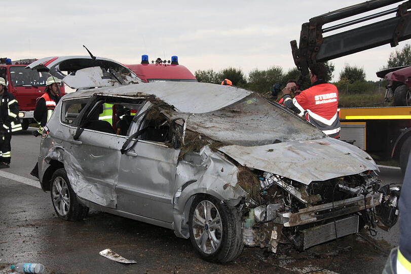Bei einem Unfall auf der A94 wurden vier Personen verletzt.