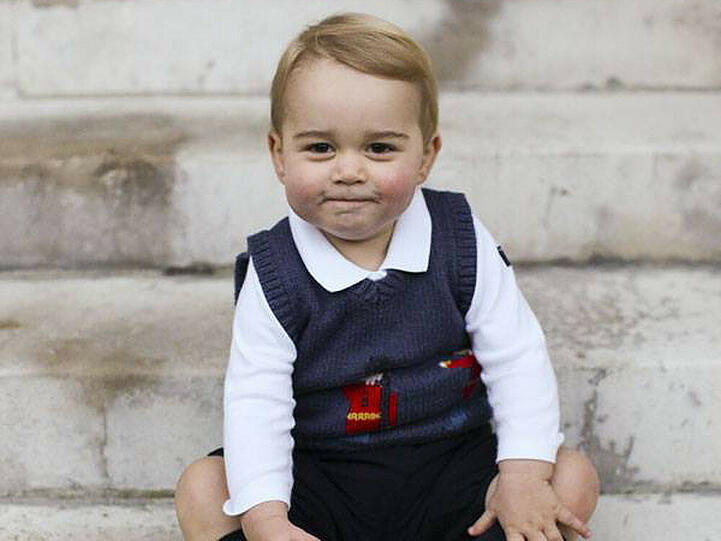 Prinz George bei seinem ersten offiziellen Fotoshooting auf den Stufen des Kensington Palastes
