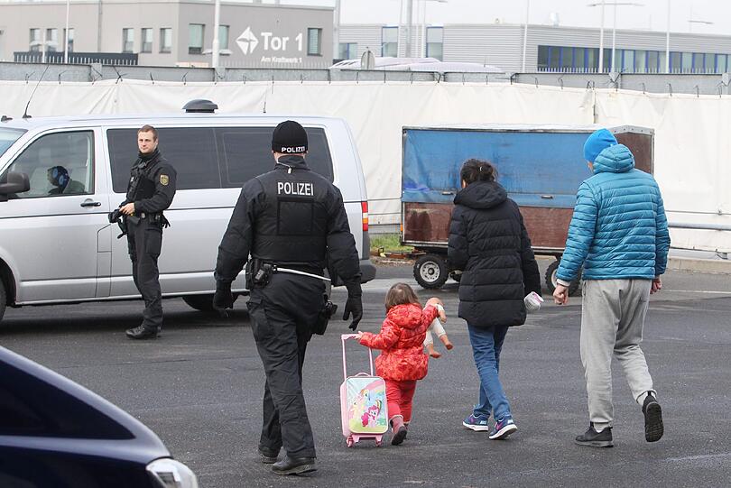 Weil sie sich nicht an die geltenden Gesetze hielten, müssen zwei Roma-Familien wieder zurück in den Kosovo.
