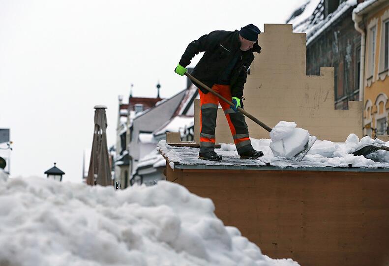 Auch das Allgäu versinkt in Weiß. So sah es am Dienstag in Füssen aus, wo städtische Mitarbeiter die Dächer der Buden des Weihnachtsmarktes vom Schnee befreiten.
