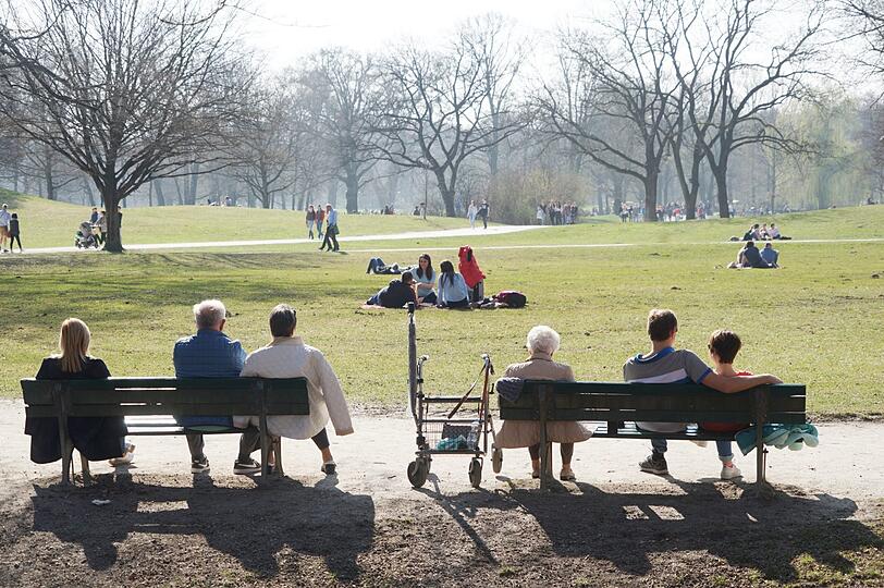 Entspannung in der Sonne: Gut belegte Bänke im Englischen Garten.