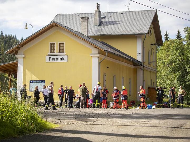 Rettungskräfte stehen am Bahnhof im tschechischen Pernink.