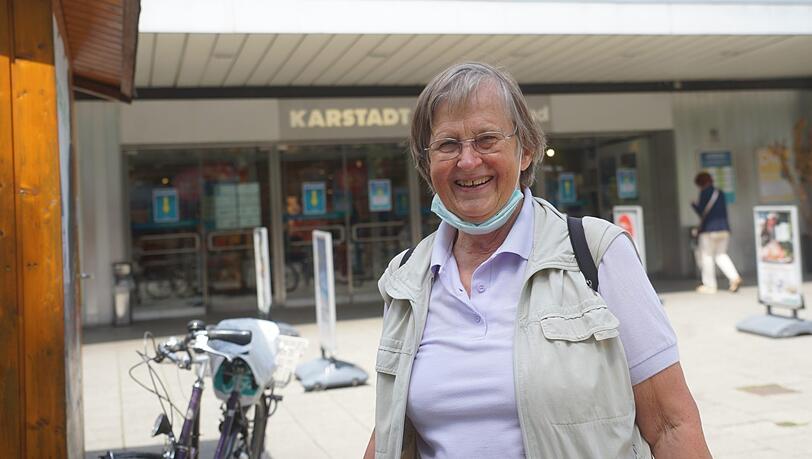 Das Lachen täuscht: "Zum Heulen!", sagt die 84-jährige Stammkundin Waltraud J. dazu, dass Karstadt schließen muss. Das Lachen täuscht: "Zum Heulen!", sagt die 84-jährige Stammkundin Waltraud J. dazu, dass Karstadt schließen muss.