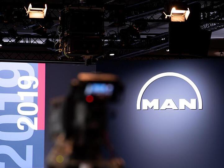 Eine Kamera ist vor Beginn der Hauptversammlung von MAN SE vor dem Podium zu sehen. Foto: Sven Hoppe