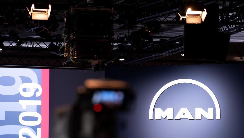 Eine Kamera ist vor Beginn der Hauptversammlung von MAN SE vor dem Podium zu sehen. Foto: Sven Hoppe