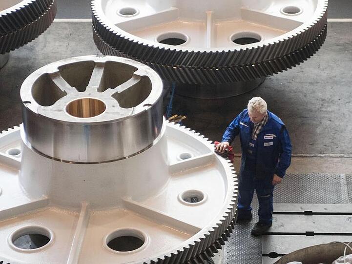 Ein Mitarbeiter des Pressenherstellers Schuler AG reinigt ein Exzenterrad. Der Verband Deutscher Maschinen- und Anlagenbau (VDMA) teilt Zahlen zum Auftragseingang im Maschinenbau für August 2019 mit.