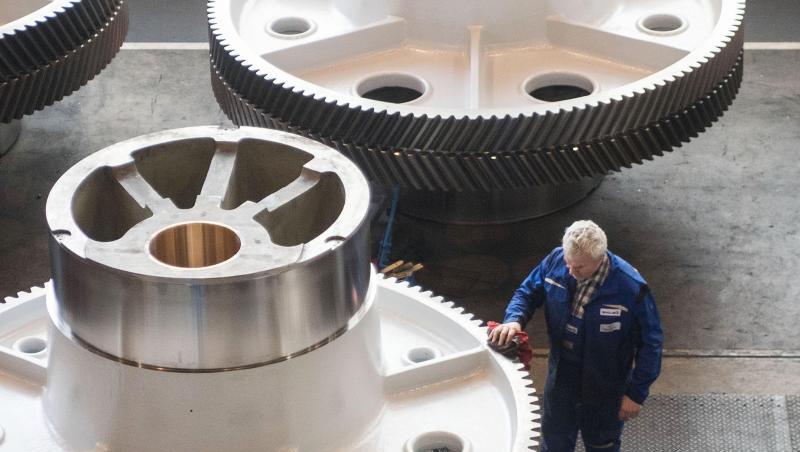 Ein Mitarbeiter des Pressenherstellers Schuler AG reinigt ein Exzenterrad. Der Verband Deutscher Maschinen- und Anlagenbau (VDMA) teilt Zahlen zum Auftragseingang im Maschinenbau für August 2019 mit. Ein Mitarbeiter des Pressenherstellers Schuler AG reinigt ein Exzenterrad. Der Verband Deutscher Maschinen- und Anlagenbau (VDMA) teilt Zahlen zum Auftragseingang im Maschinenbau für August 2019 mit.