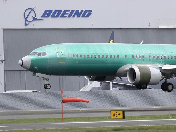 Eine Boeing 737 MAX 8 landet nach einem Testflug auf dem Boeing Field in Seattle.