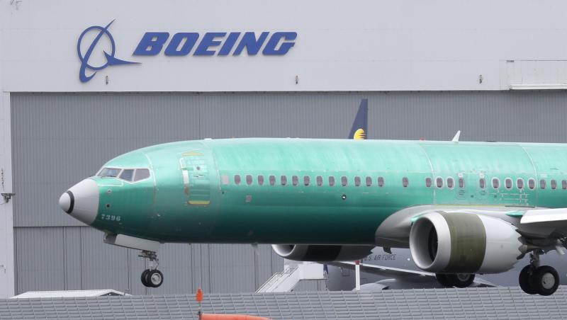 Eine Boeing 737 MAX 8 landet nach einem Testflug auf dem Boeing Field in Seattle. Eine Boeing 737 MAX 8 landet nach einem Testflug auf dem Boeing Field in Seattle.