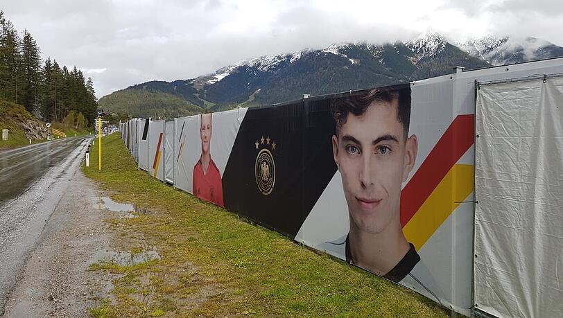 Kai Havertz und Co sind schon seit Tagen vor Ort. Zumindest auf den Planen, die das Trainingsgelände abschirmen sollen. Kai Havertz und Co sind schon seit Tagen vor Ort. Zumindest auf den Planen, die das Trainingsgelände abschirmen sollen.