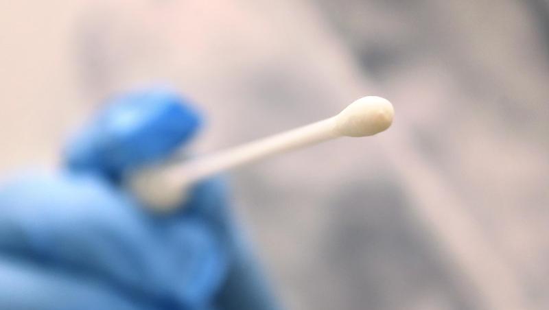 Ein Abstrich für einen Coronatest. In Deutschland sind knapp 4.000 Menschen trotz vollem Impfschutz erkrankt.