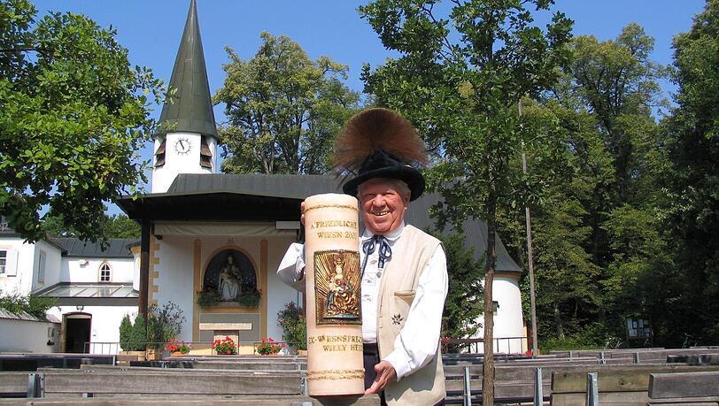 Bräurosl-Wirt Willy Heide (1919-2011) auf seiner alljährlichen Wallfahrt nach Maria Eich, wo er eine große Kerze für ein friedliches Oktoberfest stiftete, hier im Jahr 2003.