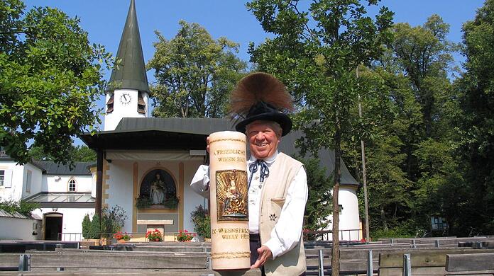 Bräurosl-Wirt Willy Heide (1919-2011) auf seiner alljährlichen Wallfahrt nach Maria Eich, wo er eine große Kerze für ein friedliches Oktoberfest stiftete, hier im Jahr 2003.