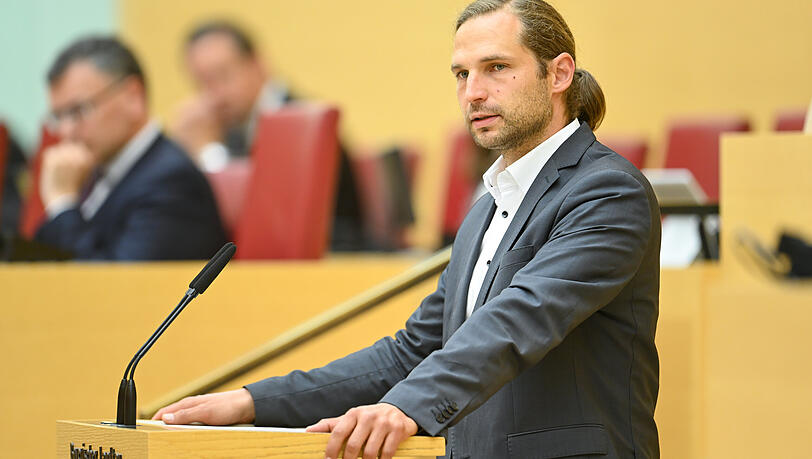 Toni Schuberl (Bündnis 90/Die Grünen), der rechtspolitische Sprecher der Grünen im Bayerischen Landtag. Er kritisiert, dass am Landgericht Passau ein Jurist Rechtsreferendar werden, der eine beachtliche rechtsextreme Karriere hinter sich hat.