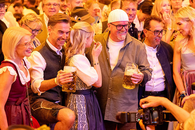 Tanja May, Florian Silbereisen und DJ Ötzi (mit Tochter) feierten den Wiesn-Auftakt. Tanja May, Florian Silbereisen und DJ Ötzi (mit Tochter) feierten den Wiesn-Auftakt.
