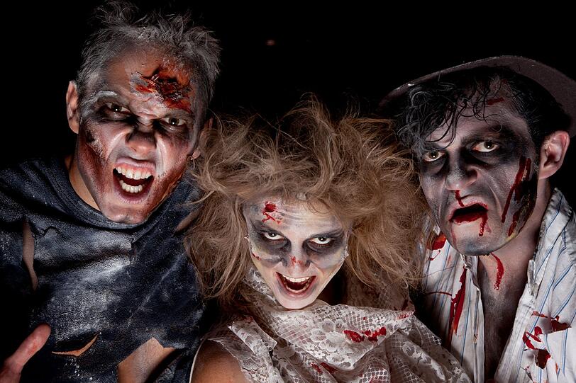 Halloween bietet uns die Chance, für einen Tag in eine völlig andere Rolle zu schlüpfen und den Alltag hinter uns zu lassen. Kostüme und Deko sind dabei weit mehr als nur Äußerlichkeiten. Verkleidet können wir einen Abend lang in eine Welt fliehen, in der Stress und Sorgen weit weg sind. Wir erleben dort, wo sonst nur Alltagsroutinen warten, ein Abenteuer. Halloween bietet uns die Chance, für einen Tag in eine völlig andere Rolle zu schlüpfen und den Alltag hinter uns zu lassen. Kostüme und Deko sind dabei weit mehr als nur Äußerlichkeiten. Verkleidet können wir einen Abend lang in eine Welt fliehen, in der Stress und Sorgen weit weg sind. Wir erleben dort, wo sonst nur Alltagsroutinen warten, ein Abenteuer.