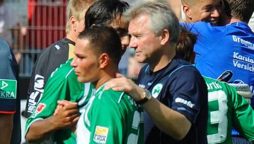 Gegen Albanien am Ball: Sebastian Ghasemi-Nobakht, hier mit Trainer Benno Möhlmann. Gegen Albanien am Ball: Sebastian Ghasemi-Nobakht, hier mit Trainer Benno Möhlmann.