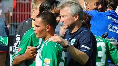 Gegen Albanien am Ball: Sebastian Ghasemi-Nobakht, hier mit Trainer Benno Möhlmann.