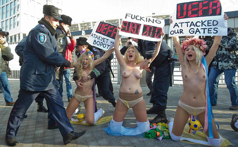 Oben ohne protestieren Frauen der Organisation FEMEN in Kiew gegen Prostitution - die ihrer Meinung nach zur Fußball-EM rapide zunehmen wird.