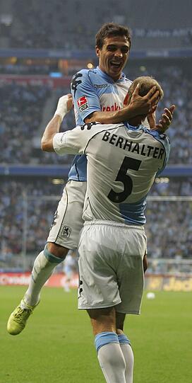 Vor allem in der Rückrunde 2006/2007 sicherte Göktan, hier beim Jubel mit dem damaligen Kapitän Gregg Berhalter, den Löwen mit zehn Treffern in 13 Spielen den Klassenerhalt.