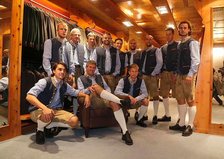 Die Löwen machen sich fit für die Wiesn: Am Dienstag wurde das Team um Trainer Friedhelm Funkel bei Loden Frey passend eingekleidet. Die Bilder!