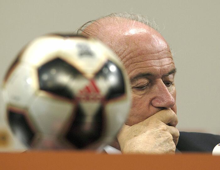 Dem Skandal, den Vorwürfen, den Anschuldigen zum Trotz - Sepp Blatter bleibt bei seiner Sicht der Dinge.