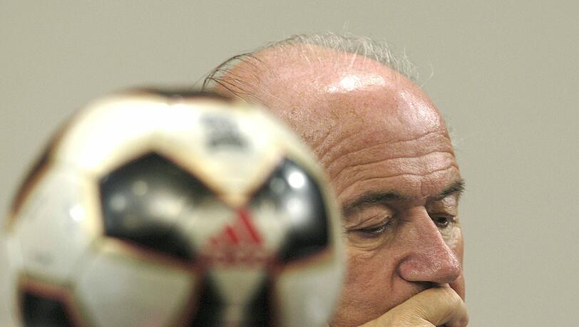 Dem Skandal, den Vorwürfen, den Anschuldigen zum Trotz - Sepp Blatter bleibt bei seiner Sicht der Dinge. Dem Skandal, den Vorwürfen, den Anschuldigen zum Trotz - Sepp Blatter bleibt bei seiner Sicht der Dinge.