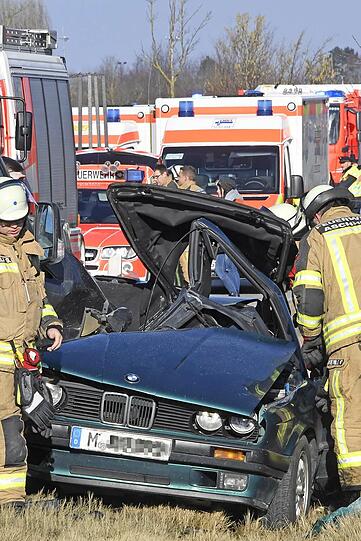 Schreckliche Bilder: Bei dem Horror-Unfall in Aschheim kammen zwei Menschen ums Leben.