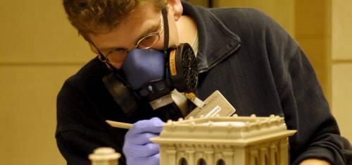 Angehende Modellbauer müssen präzise arbeiten, wenn sie Modelle im Miniaturformat anfertigen.