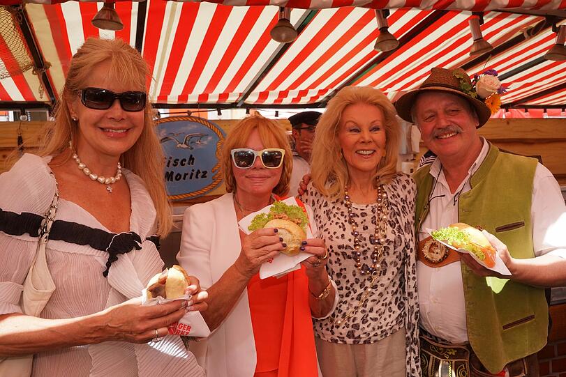 Holde Holler, Simone Petrov, Birgit Bergen und Wolfgang Prinz ließen sich ihr Fischbrötchen schmecken.