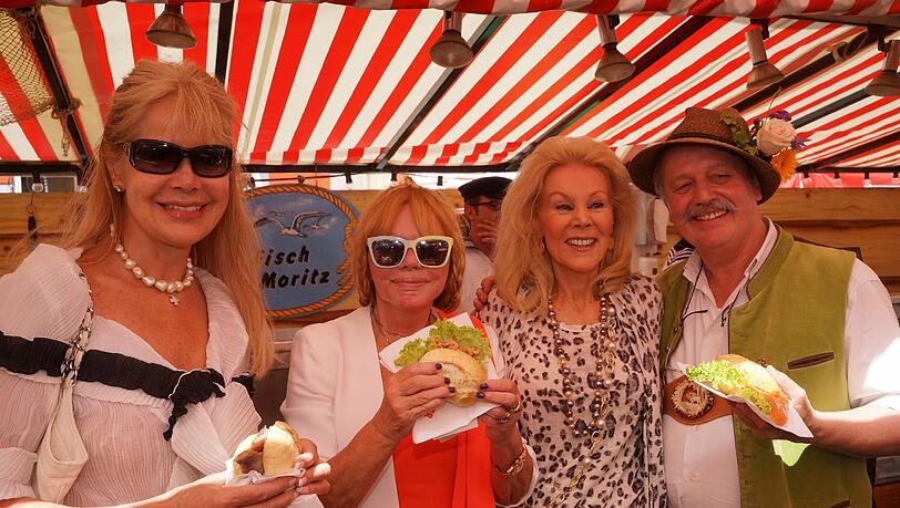 Holde Holler, Simone Petrov, Birgit Bergen und Wolfgang Prinz ließen sich ihr Fischbrötchen schmecken. Holde Holler, Simone Petrov, Birgit Bergen und Wolfgang Prinz ließen sich ihr Fischbrötchen schmecken.